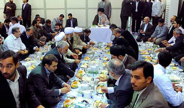 عکسی نمادین: بخور بخور در حضور رهبر. احمدینژاد در نامه اخیر خود از برخی بخورها نام برده، که البته راز واژهای نیست که برملا شده باشد.