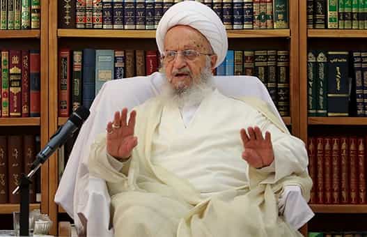 ناصر مکارم شیرازی از دولت خواست: با مدیریت مهاجرتها از تغییر بافت قم جلوگیری کند.