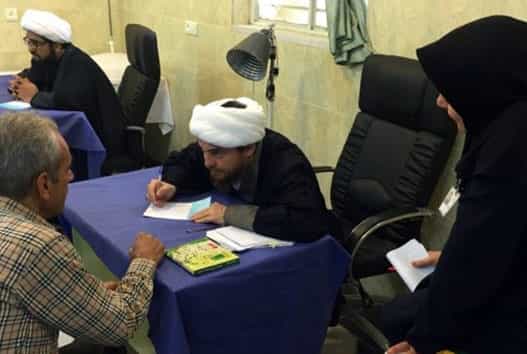 عباس تبریزیان در حال ویزیت بیمار در مطب