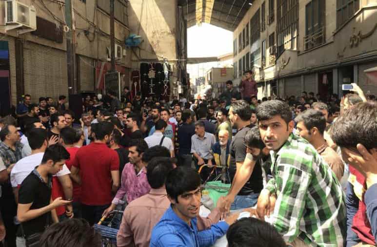 سه شنبه ۵ تیر ۱۳۹۷ – بازار تهران در اعتصاب. این توده را با تجار اصلی، با واردکنندگان بزرگ و دریافتکنندگان دلارهای نفتی، یکی نگیریم.
