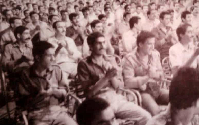 جمعی از اسیرانی که در عراق در اختیار مجاهدین بودند. جلسه ابلاغ حکم آزادی آنها پس از پایان جنگ در مراسمی که مهدی ابریشمچی از گردانندگان آن بود (منبع: نشریه اتحادیه انجمنهای دانشجویان مسلمان خارج از کشور شماره ۱۴۴، ۱۸ شهریور ۱۳۶۷)