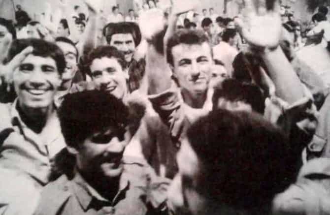 اسرای آزاد شده توسط مجاهدین قبل از بازگشت به ایران (منبع: نشریه اتحادیه انجمنهای دانشجویان مسلمان خارج از کشور شماره ۱۴۴، ۱۸ شهریور ۱۳۶۷)