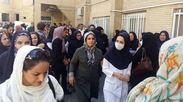 صحنهای از تجمع اعتراض کارکنان بیمارستان بیمارستان امام خمینی کرج. این بیمارستان مجهز که در مرکز شهر کرج واقع است بحرانزده شده و سرنوشت آن تابع سوداگری سهامداران آن گشته است. نزدیک به یک سال است که حقوق ۵۰۰ تن از کارکنان آن را نپرداختهاند.