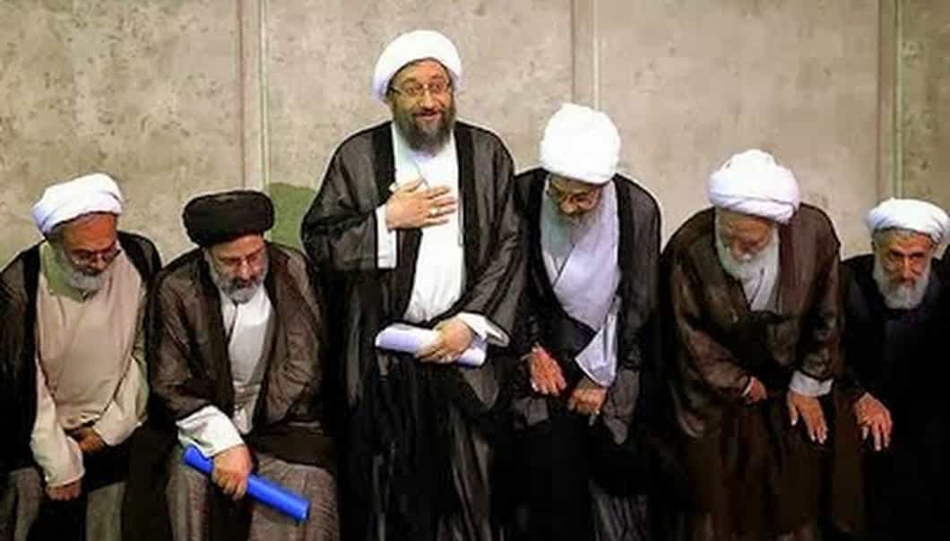 جمعی از آخوندهای درباری در حال تعظیم به خامنهای