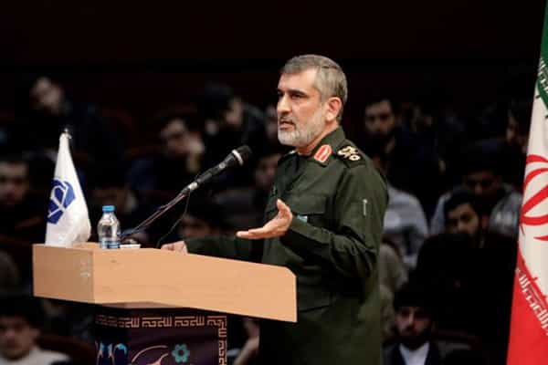 امیرعلی حاجی زاده، فرمانده هوافضای سپاه پشت یک تریبون در حال سخنرانی