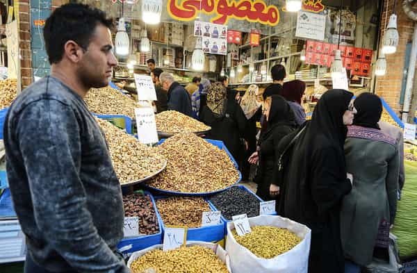 خبر گزاری ایلنا بالای این عکس تیتر زده است: بوی عید از بازار امسال نمیآید