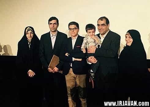 عکس یادگاری حسن قاضیزاده هاشمی، وزیر بهداشت سابق با خانوادهاش