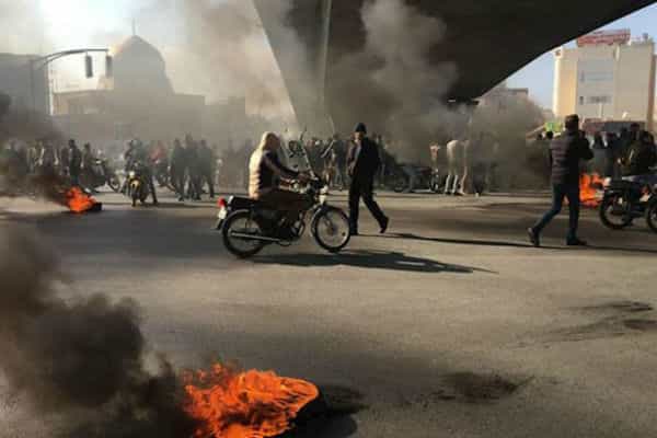 آبان ۱۳۹۸: صحنهای از اعتراضات گسترده به افزایش قیمت بنزین در ایران