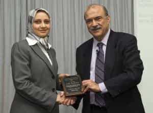 دکتر زهراسادات محقق، خواهرزاده لاریجانیها، در حال دریافت جایزه از International Association of Probabilistic Safety Assessment and Management (PSAM)