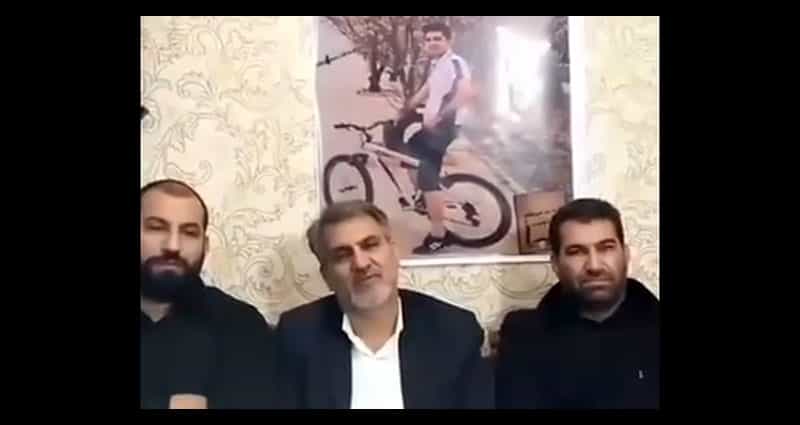 منوچهر بختیاری در میان دو تن از بستگان. عکس برگرفته از ویدئویی است که در آن منوچهر بختیاری، پدر پویا بختیاری، از کشتهشدگان اعتراضات آبان ۹۸ اعلام میکند که مراسم چهلم پسرش پویا بختیاری در تاریخ پنجشنبه پنجم دی ماه سال ۱۳۹۸ ساعت دو بعد از ظهر در بهشت سکینه شهرستان کرج قطعه ۲۶ برگزار خواهد شد.