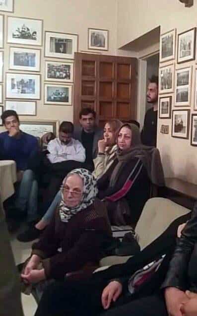 یكم آذر ١٣٩٨ − شهناز اكملی و مریم كریمبیگی در میان دیگر شركت كنندگان در مراسم سالگرد قتل فروهرها