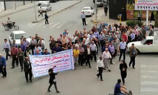 بازنشستگان فولاد اهواز خوزستان. صحنهای از تظاهرات ۱۹ اسفند ماه ۹۶، مقابل ساختمان صندوق بازنشستگی منطقه فولاد خوزستان در اهواز. آنان همچنان خواستار پرداخت شدن به موقع حقوق بازنشستگان و پرداخت مطالبات چند ساله خود هستند.
