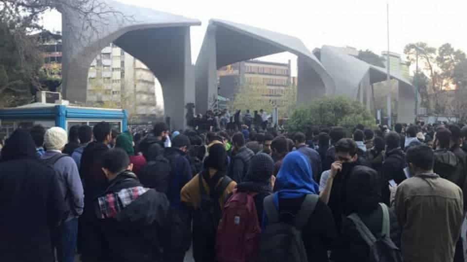 تعداد زیادی دانشجو دم در دانشگاه تهران