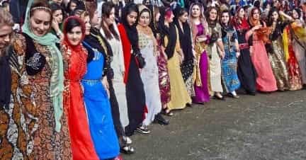 حضور زنان در رقص کُردی نوروز در مراسم: تصویر مربوط به سال‌های گذشته است
