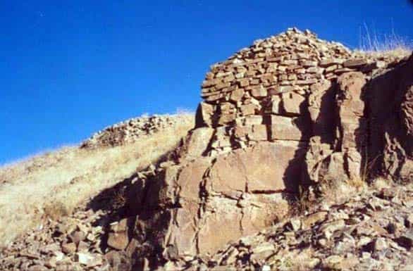 بناهای مخروبهی باقیمانده از قلعه باستانی حسنآباد