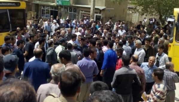 تجمع اعتراضی مردم حسنآباد مقابل شهرداری در اردیبهشت ۱۳۹۶