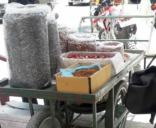 ابزار کار بسیاری از کودکان کار در شهر بانه، چرخهایی اینچنینی است که بساطشان را روی آن میگذارند و به این ترتیب میتوانند آسانتر آن را جابجا کنند.