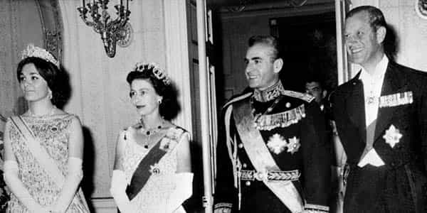 ۸ سال از کودتا گذشته: ملکه الیزابت دوم، در سفرش به تهران در مارس ۱۹۶۱، در زمانی که قدرت شاه دیگر تثبیت‌شده می‌نماید. (عکس از AFP)