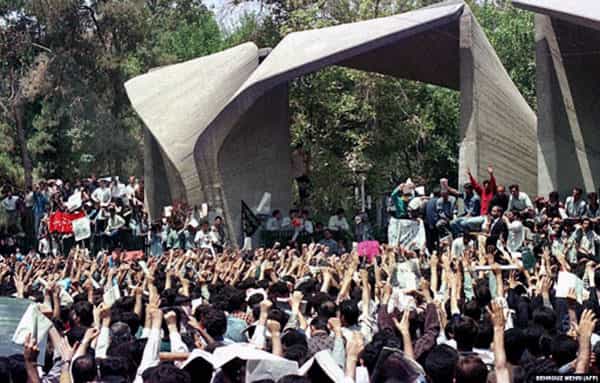 ۱۸ تیر ۱۳۷۸، جلوی در ورودی اصلی دانشگاه تهران در خیابان انقلاب − این محل شاهد چه صحنهها که نبوده است