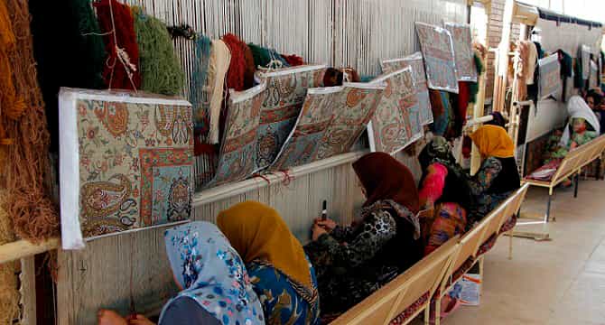کارگاه قالیبافی در کردستان - بسیاری از این کارگاهها در هیچ جایی ثبت نشدهاند و از هیچ پشتوانهای از جمله امنیت شغلی به عنوان کارگاه برخوردار نیستند. تاجران و دلالان آنها را در حاشیهای سنتی میچرخانند که ورای قانون در شکل اسمی آن است.