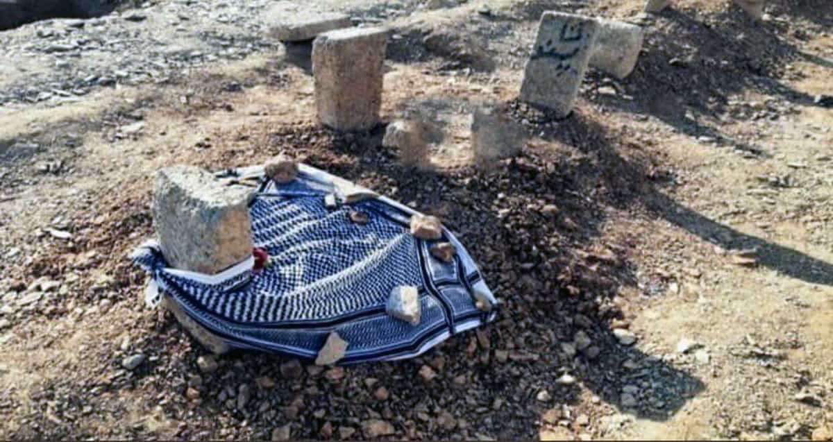 مزار یکی از معترضان کشتهشده در مریوان، اندکی پس از دفن او – آبان ۱۳۹۸، عکس از شبکههای اجتماعی