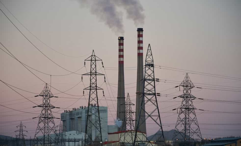 دود یک نیروگاه به آسمان برخاسته است.