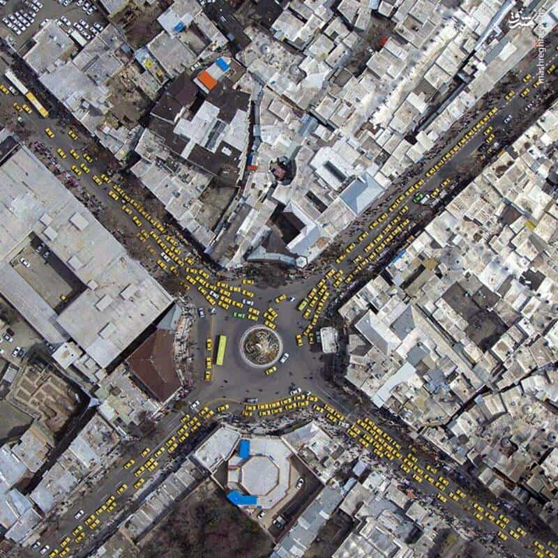 تصویری از میدان اقبال (آزادی) سنندج و خیابان‌های اطراف آن که مملو از تاکسی‌های زرد رنگ است. مسافرکشی شغل بسیاری از افرادی است که در سنندج شغل خاصی به دست نیاورده‌اند، از جمله تحصیل‌کرده‌های بیکار.
