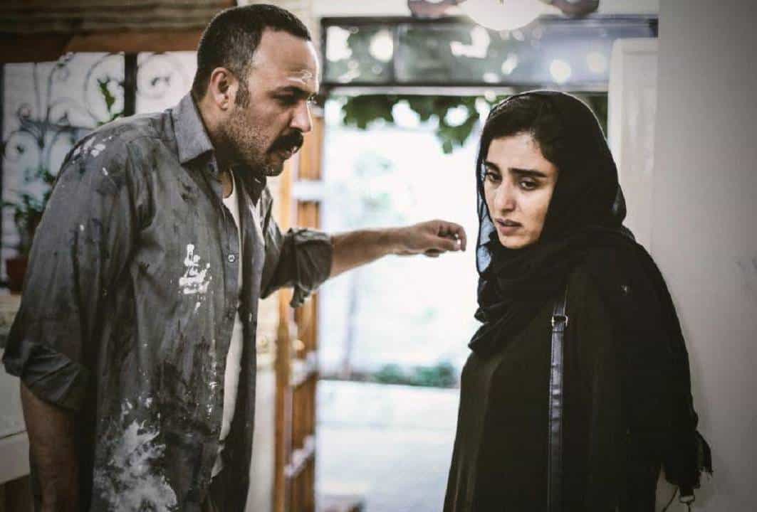 نمایی از فیلم هفت و نیم: دختران جوانی که قرار است عروسی کنند اما مضطرباند. نکرانی آنها سویه جنسی دارد