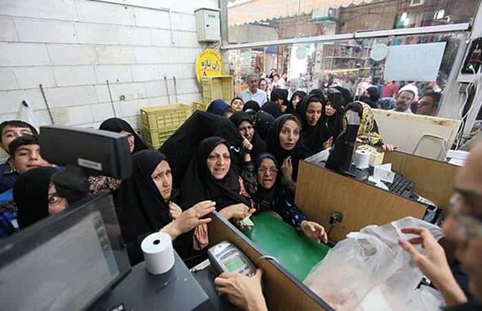 صف فقط انتظار نیست، فضای عصبی نیز هست، تحقیر نیز هست.