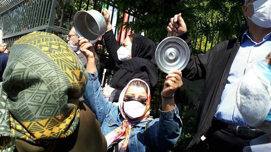 بازنشستگان تهران ۱۵ فروردین - نمایش ا قابلمههای خالی و بهصدا در آوردن آن با قاشق، اقدامی نمادین بازنشستگان در اعتراض به سفرههای خالی و بحران معیشتی