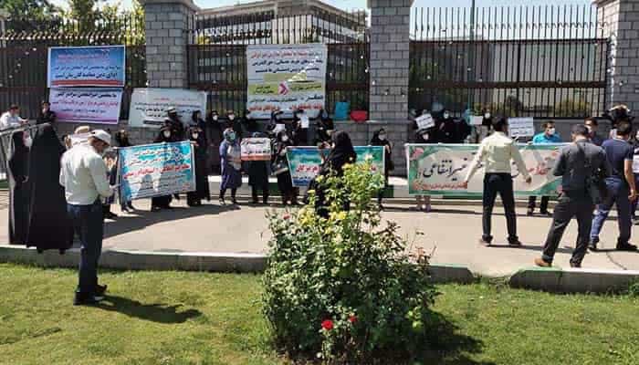 یکشنبه ۹ خردادماه ۱۴۰۰، اجتماع اعتراضی شماری از معلمان مدارس غیر انتفاعی روبروی مجلس − عکس از سایت ایرانکارگر