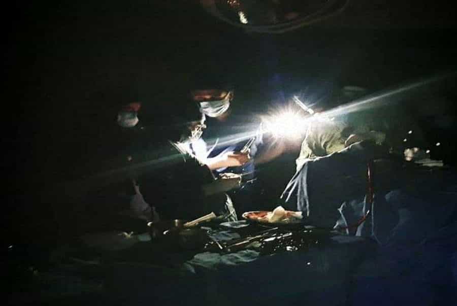 اوایل تیر ۱۴۰۰: عکسی از یک اتاق عمل که در شبکههای اجتماعی منتشر شده است. پزشکان در تاریکی و قطعی برق مشغول جراحی هستند.