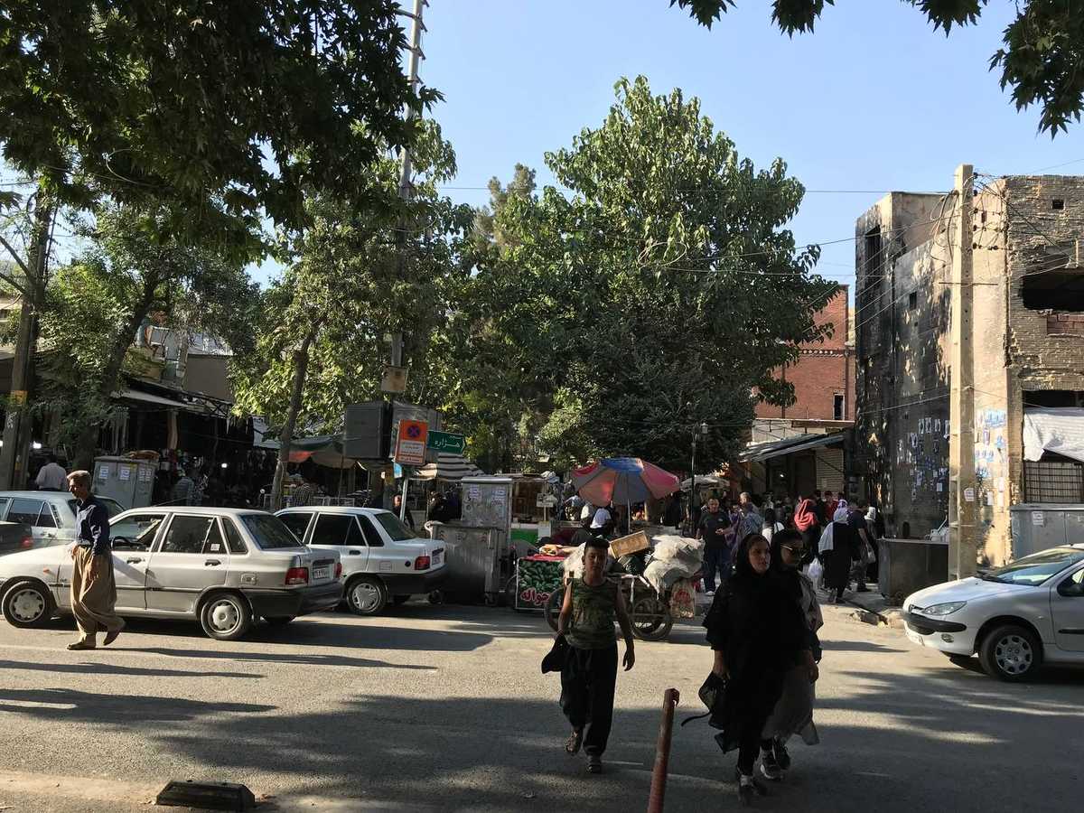 یک پاتوق شهری در مریوان: روبروی مسجد هه‌ژاره و نظامی‌دوزها: بعد از ظهر دوشنبه، ۴ مرداد ۱۴۰۰