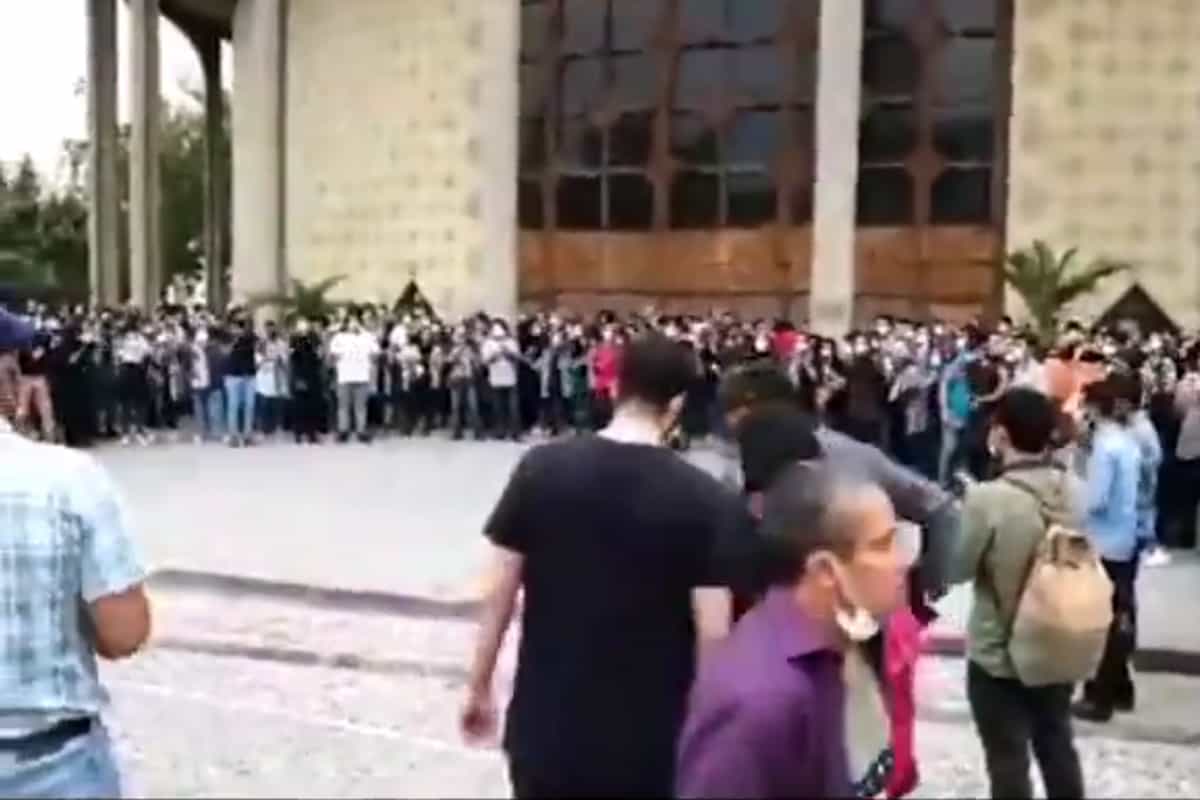 تهران، محوطه تئاتر شهر، ۹ مرداد ۱۴۰۰، آغاز تظاهرات همبستگی با مردم خوزستان