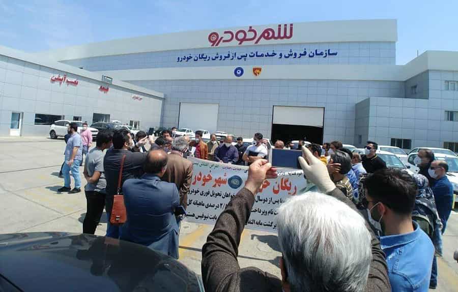 مالباختگان بارها جمع شده و به کلاهبرداری «ریگان خودرو» و «شهر خودرو» اعتراض کردهاند. این عکس مربوط به اعتراضی است در تیرماه ۱۳۹۹، منبع: شبکههای اجتماعی