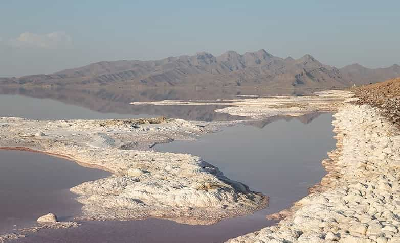 نمایی از دریاچه ارومیه کم آب