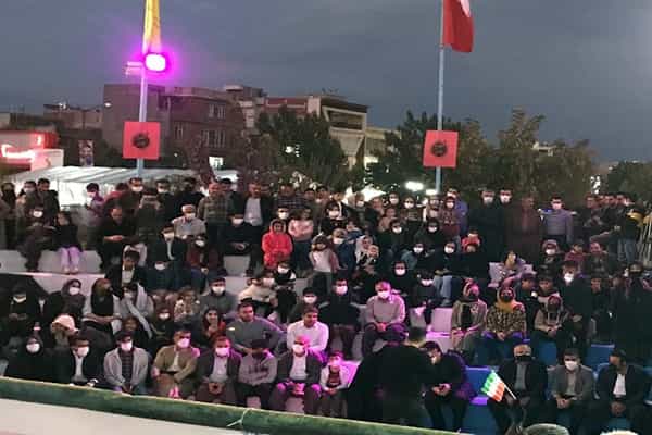 تئاتر خیابانی مریوان − گروهی از تماشاگران