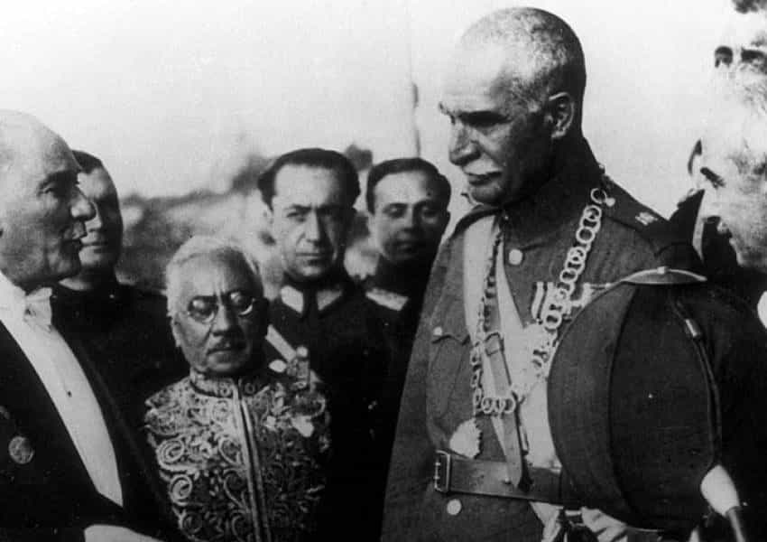 رشاشاه در خرداد ۱۳۱۳، به دعوت آتاتورک به ترکیه سفر کرد. سفر ۲۷ روز طول کشید. او بههمراه مصطفی کمال پاشا (آتاتورک)، از مناطق مختلف این کشور ازجمله ازمیر و استانبول دیدار کرد.