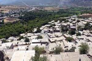 روستای قلعه جی سروآباد در ۱۲ کیلومتری بندول؛ گسترشِ این سکونتگاه روستایی محصولِ مهاجرتِ مردمِ آواره روستاهای مرزی در جنگِ هشت ساله ایران و عراق به این ناحیه است.