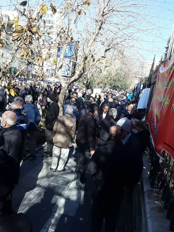 گردهمایی اعتراضی بازنشستگان شرکت مخابرات در روز ۵ دی ۱۴۰۰ در برابر ساختمان وزارت ارتباطات