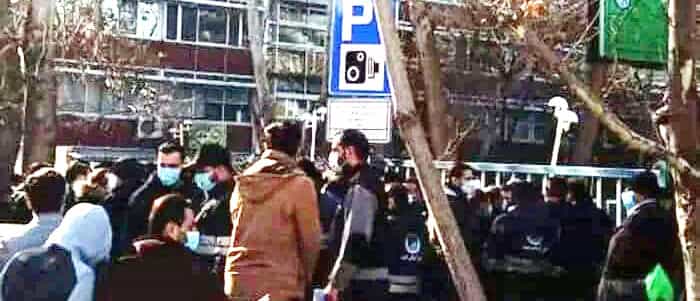 ۲۹ دی ۱۴۰۰ − تجمع اعتراضی کارکنان شرکت آب و فاضلاب استان تهران مقابل ساختمان شرکت مهندسی آب و فاضلاب کشور در بلوار کشاورز