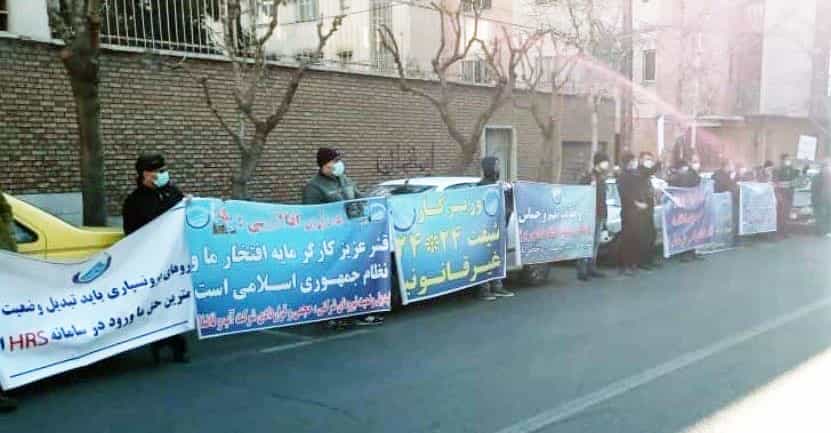 ۲۹ دی ۱۴۰۰ − تجمع اعتراضی کارکنان شرکت آب و فاضلاب استان تهران مقابل ساختمان شرکت مهندسی آب و فاضلاب کشور در بلوار کشاورز. کارکنان معترض این بار شعار نمی‌دادند، به جای آن با در دست داشتن پلاکاردها و نصب بنرهایی مقابل ساختمان شرکت مهندسی آب و فاضلاب، مطالبات خود را بیان کردند
