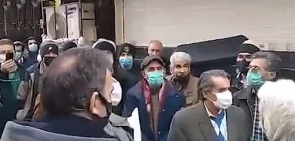 صحنه‌ای از گردهمایی اعتراضی رانندگان بخش خصوصی شرکت واحد، ۳۰ بهمن ۱۴۰۰