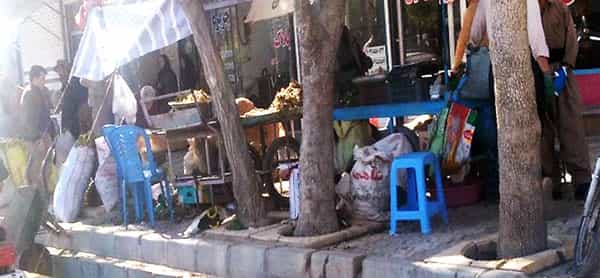 بساط دست‌فروشی گیاهان خوراکی: میدان سرباز مریوان