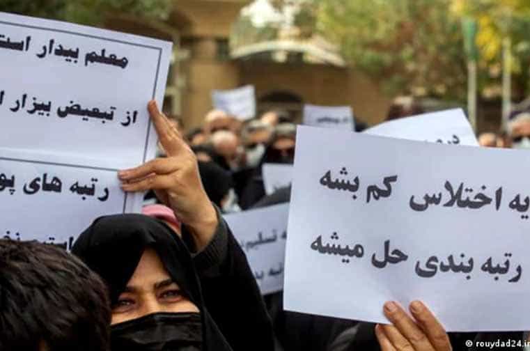 «یه اختلاس کم بشه...» ، ولی فساد دستگاه روز بروز بیشتر می‌شود − صحنه‌ای از یک تظاهرات اعتراضی معلمان.