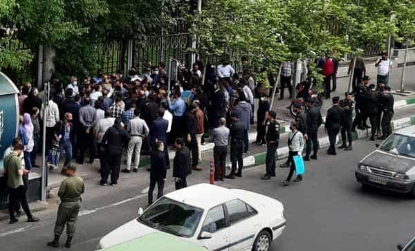 صبح روز سهشنبه ۶ اردیبهشتماه ۱۴۰۱، جمعی از مربیان و کارکنان آموزش سازمان فنی و حرفهای استان تهران با برگزاری تجمع اعتراضی مقابل ساختمان وزارت کار و رفاه اجتماعی خواستار رسیدگی به مطالبات خود شدند.