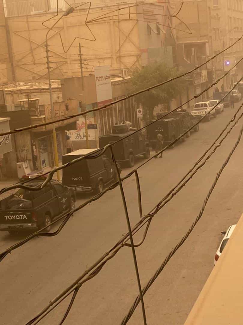 آبادان، شامگاه ۲ خرداد ۱۴۰۱: استقرار پلیس ضدشورش در اطراف برج فروریخته متروپل − عکس از شبکههای اجتماعی