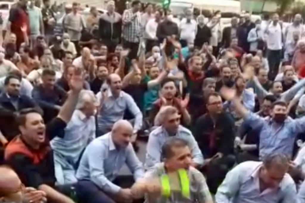 اعتصاب و تحصن رانندگان و کارگران شرکت واحد تهران ـ عکس از کانال تلگرامی سندیکای کارگران شرکت واحد اتوبوسرانی تهران و حومه