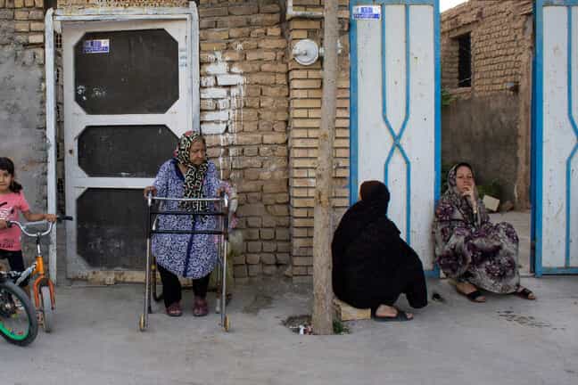 گفت‌وگو در کوچه - عکس از سارا سیدآبادی، ایسنا