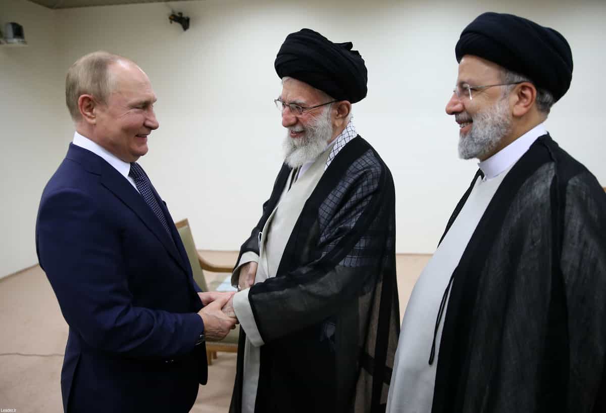 خامنهای و رئیسی در حال دست دادن با ولادیمیر پوتین در سفرش به تهران